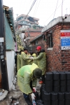 지난 2014년 1월 홍은1동 호박골마을에서 진행됐던 제3회 겨울온도 높이기에서 봉사자들이 연탄봉사를 하는 모습