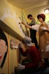 18일 서대문구에 위치한 나무를심는학교 건물내벽에 봉사자들이 그림을 그려 넣고 있다.