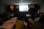 삼전복지관의 후원자, 자원봉사자들이 감사송년회에 참여하여 함께 영상을 보고 있다.