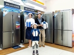 삼성전자 모델들이 10일 삼성 디지털프라자 강서본점에서 연중 가장 부담 없는 가격으로 삼성 프리미엄 냉장고를 구매할 수 있는 2015년형 냉장고 히트 모델 대상 송년 할인 이벤트를