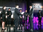 트레져헌터 송재룡 대표(앞쪽 우측)가 9일 서울 마포구 상암동 MBC에서 개최된 K-ICT 차세대 미디어 대전에서 미래창조과학부 최양희 장관(앞쪽 좌측)으로부터 우수 서포터즈 부문