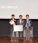 대상을 수상한 애니랙티브 팀(왼쪽부터 첫번째 임성현 씨, 세번째 엄희영 씨)과 
삼성전자 김병주 상무(가운데)의 기념 사진을 찍고 있다
