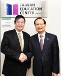 서울 광진구 능동로 건국대학교 중국연구원에서 열린 건국대 한국-대만 학술교류센터 개소식에서 송희영 건국대 총장(오른쪽)과 대만 타이베이 중국문화대학 리톈런(李天任) 총장이 현판을 