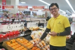 어니스트비의 컨시어지 쇼퍼가 고객을 위한 식료품을 엄선하고 있다.
