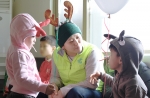 가수 정희주가 23일 사회복지법인 홀트일산복지타운에 방문해 배식 봉사활동에 참여한 뒤 장애인 생활관을 찾아 장애아동들과 이야기를 나누고 있다.