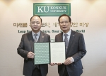 12월 31일 서울 광진구 능동로 행정관에서 열린 건국대학교와 중국 길림애니메이션대학의 교류협력 확대를 위한 합작학과 개설 협약식에서 건국대 송희영 총장(오른쪽)과 중국 길림애니메