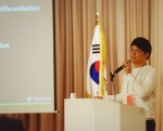 각기 전문가들에게 사업 설명회를 하는 지경민 대표