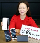 LG전자 모델이 프리미업급 디자인을 채용한 보급형 스마트폰 K10을 들고 포즈 취하고 있다