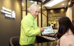 박종복 한국SC은행장이 9일 부산 신세계백화점 센텀시티점에 문을 연 뱅크샵에서 1호 손님에게 태블릿PC 기반의 모빌리티플랫폼을 활용해 금융상담을 하고 있다