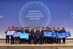 박용기 삼성전자 인사팀 부사장, 이상훈 삼성전자 경영지원실 사장, 이효건 삼성전자 S/W센터 부사장과 제1회 삼성 대학생 프로그래밍 경진대회 수상자들이 기념촬영을 하고 있다
