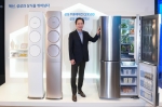 삼성전자 생활가전사업부장 서병삼 부사장이삼성 무풍에어컨 Q9500과 정온냉동으로 냉동실을 통해서도 소비자들에게 신선한 식재료를 선사하는 2016년형 삼성 셰프컬렉션 냉장고를 소개하