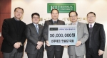 농기계 전문 기업 신우테크 안승갑 대표(가운데 왼쪽)가 건국대 송희영 총장(오른쪽)에게 발전기금 5,000만원을 기부한 후 기념촬영을 하고 있다
