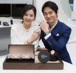 삼성전자 모델이 삼성동 코엑스몰 갤럭시존에서 ‘기어 S2 클래식’의 신규 모델 로즈골드와 플래티넘을 소개하고 있다.