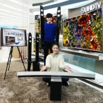 삼성전자 모델이 삼성 디지털프라자 홍대점에서 S골드러시 홈시어터 보상행사 대상 제품인 SUHD TV(JS9500)와 사운드바(HW-J8501) 제품을 소개하고 있다
