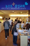 마포구 높은뜻광성교회가 지역에서 홀로 지내는 어르신들을 초대해 무료로 점심 식사를 대접하고 도시락을 배달하는 나눔 행사를 개최한다