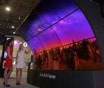 LG전자가 ISE 2016에서 물결형, 곡면형 올레드 등 기존에 볼 수 없었던 다양한 형태의 사이니지를 공개했다