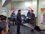 하재은 신한경영법인 대표(사진 오른쪽)가 16일 둔촌역전통시장 골목형시장 육성사업 상인기획단 발대식에서 시장 기획단원 임명장을 수여하고 있다
