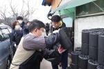 한국교직원공제회 임직원들이 경기도 구리시 갈매동 일대에서 사랑의 연탄나눔 봉사활동을 하고 있다