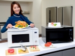 삼성전자 모델이 경기도 수원에 위치한 삼성전자 디지털시티 생활가전동 프리미엄하우스에서 핫블라스트 기능이 적용된 삼성 스마트오븐 32L 신제품을 소개하고 있다