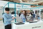 삼성전자 모델이 지난 20일 첫 번째 체험 행사가 열린 영등포 타임스퀘어에서 최신 IT제품을 소개하고 있다