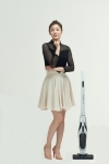 삼성전자 모델 김연아가 강력한 흡입력과 자유롭고 부드러운 이지핸들링, 편리하고 깔끔한 이지클린 등의 신기능을 갖춘 탈착형 핸디 겸용 스틱 청소기 삼성 파워스틱 신제품을 소개하고 있