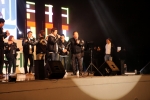 동명대 신입생 오리엔테이션 행사장에서 오거돈 총장이 학생과 함께 노래를 부르고 있는 모습