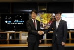삼성전자 영상디스플레이사업부 유준영 상무(사진 오른쪽)와 SBS 박영수 기술본부장(사진 왼쪽)이 함께 악수를 하고 있다