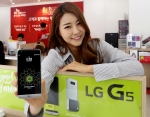 서대문구 홍제동에 위치한 SK텔레콤 LG G5 체험 매장에서 홍보 모델이 LG전자 전략 스마트폰 LG G5를 선보이고 있다