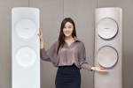 삼성전자 모델이 23일 삼성전자 수원사업장 생활가전동 프리미엄 하우스에서 혁신적인 무풍냉방 기술로 인기몰이를 하고 있는 삼성 무풍에어컨 Q9500을 소개하고 있다