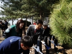 건국대학교 글로컬캠퍼스는 식목일을 앞두고 28일 캠퍼스 주변으로 조성 예정인 건국대둘레길을 따라 나무심기 행사를 진행했다