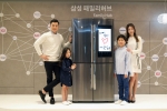 삼성전자 모델들이 30일 서초동 삼성전자 서초사옥 다목적홀에서 주방을 가족 생활의 중심으로 만들  신개념 냉장고 삼성 패밀리 허브를 소개하고 있다