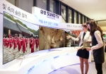 현대백화점 판교점 삼성 SUHD TV 퀀텀닷 초밀도 화질전을 찾은 고객들이 기존 TV 대비 더욱 풍성하고 디테일한 화질을 구현한 삼성 SUHD TV를 보고 있다