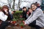건국대는 동아리 쿨라워 학생들이 국민대학교 정문 앞 버스정류장 인근에서 꽃을 심는 찾아가는 가드닝 활동을 펼쳤다