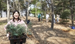 건국대 교수와 학생들이 나무심기 봉사활동을 실시했다