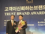 5일 서울 강남구 라마다호텔에서 문용우 KG아이티뱅크 대표(오른쪽)가 고객이 신뢰하는 브랜드 대상을 수상한 뒤 기념사진을 찍는 모습이다