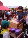 타클로반 한인교회에서 타클로반 태풍 이재민 어린이들에게 카레밥을 배식하는 모습. 주 1회 100여명의 아이들에게 급식을 하고 있고, 5월부터 현지 어린이를 위한 학교도 수업을 시작