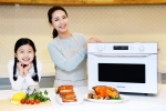삼성전자 모델들이 13일 조리실 상단에서 직화 열풍을 고르게 쏟아 내리는 핫블라스트 기술을 적용한 삼성 직화오븐 신제품을 소개하고 있다