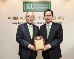 20일 오전 서울 광진구 능동로 건국대 행정관에서 열린 기부식에서 대한노인희 이심 회장(왼쪽)이 송희영 총장에게 장학금을 전달한 뒤 감사패를 들고 기념촬영을 하고 있다