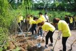 박신혜와 함께하는 마몽드 무궁화 숲 조성에 참여한 시민들 모습이다