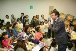 2015년도 어린이날 김영립 센터장이 아이들의 의견을 듣고 있다
