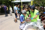 희망이음 봉사자와 직원들이 5일 서울혁신파크에서 열린 빤짝놀이터 행사에서 은평구지역아동센터 소속 아동과 인솔교사들에게 식사봉사를 하고 있다