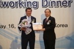 ASOCIO Award에서 정진섭 대표(왼쪽)가 기업인 부문상을 수상하였다