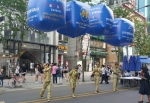 석고마임 퍼포머들이 어깨에 대회 홍보 대형 에드벌룬을 매달고 거리에서 포즈를 취하고 있다