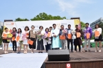 최성 고양시장(오른쪽에서에서 여섯 번째), 김선영 누리다문화학교 교장(왼쪽에서 네 번째), 등 다문화 유공자 표창 관계자들이 기념촬영을 하고 있다