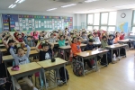 사랑의 동전 모으기 캠페인에 참여한 서울 보라매초등학교 학생들