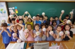 사랑의 동전 모으기 캠페인 저금통을 들고 있는 당산초등학교 아이들
