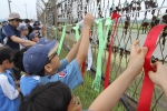 민통선 철책에 통일염원 나라사랑 소망리본을 달고 있는 청소년들