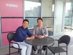 핀테크 전문기업 펀듀의 남상우(왼쪽) 박희웅(오른쪽) 공동대표가 자사가 서비스하고 있는 크라우드 펀딩 서비스 펀듀의 역대 최고 수익률 포트폴리오인 18호 오픈을   기념하기 위한 