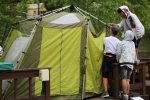 1차 야영캠프 참가자들이 텐트를 설치하고 있다