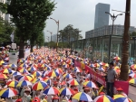보육교사가 아이들을 보호하듯 정부도 보육교사를 보호하라는 의미로 우산시위를 하고 있는 보육교직원들의 모습